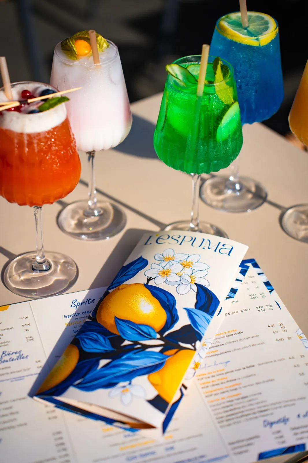 Spritz et cocktails maison de L'espuma en terrasse