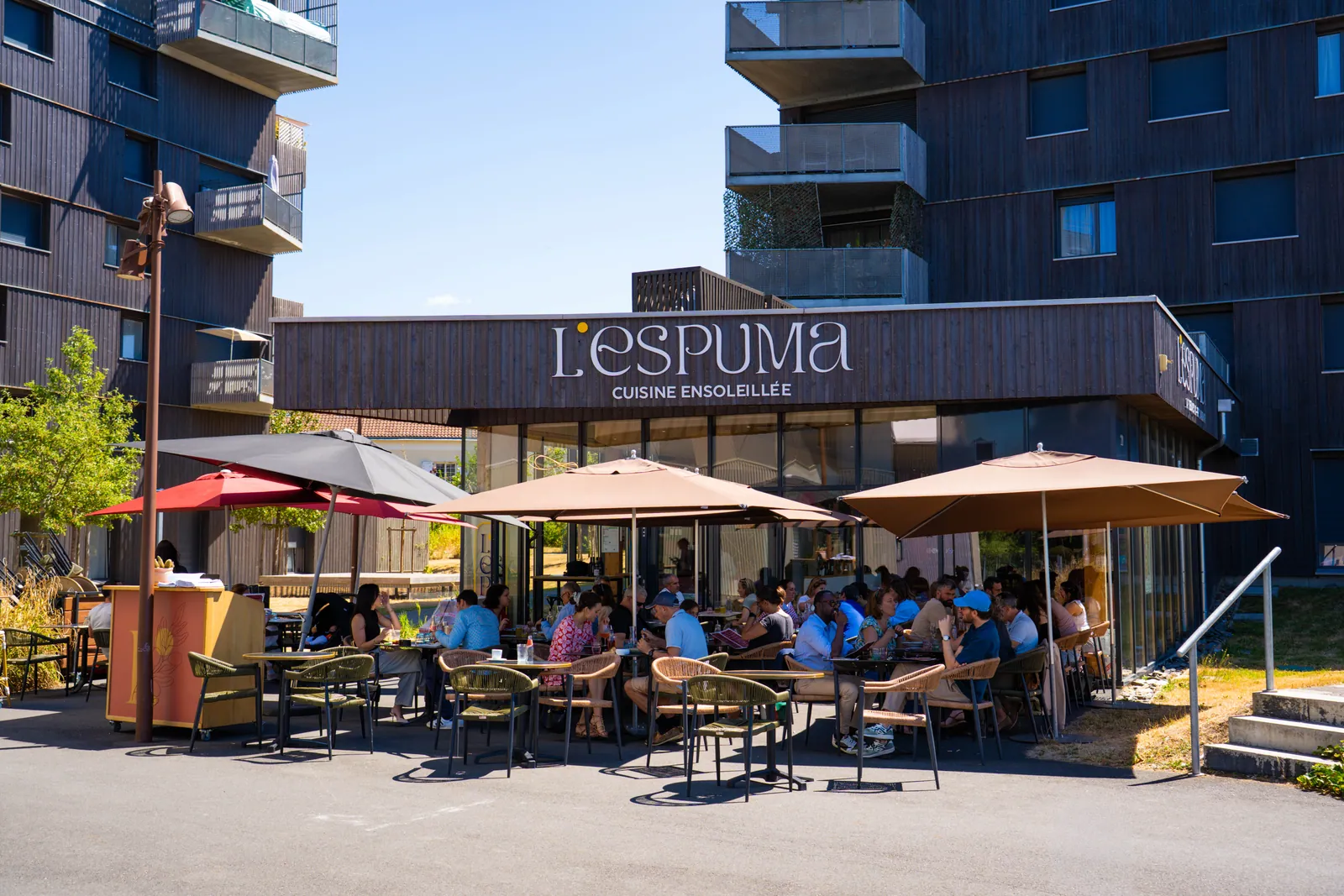 Façade et terrasse du restaurant L'espuma à Nantes (Doulon)