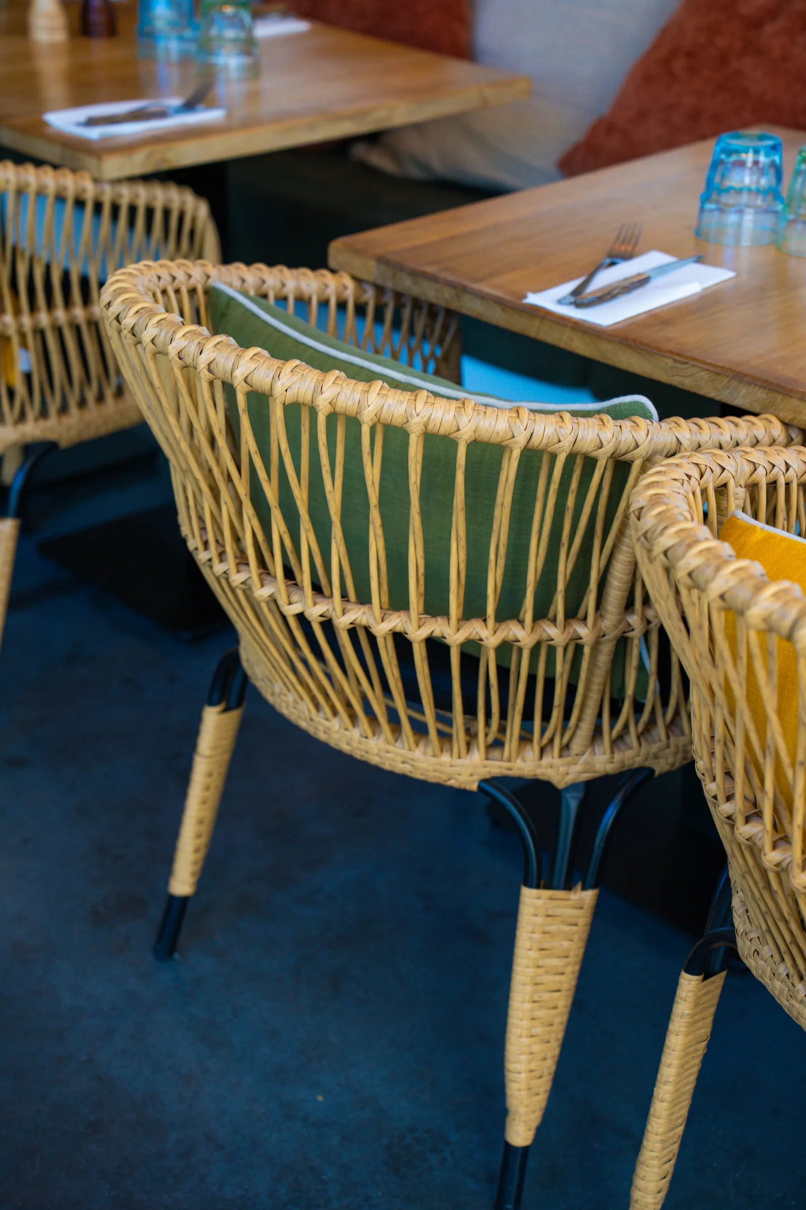 Détail terrasse, fauteuils en rotin