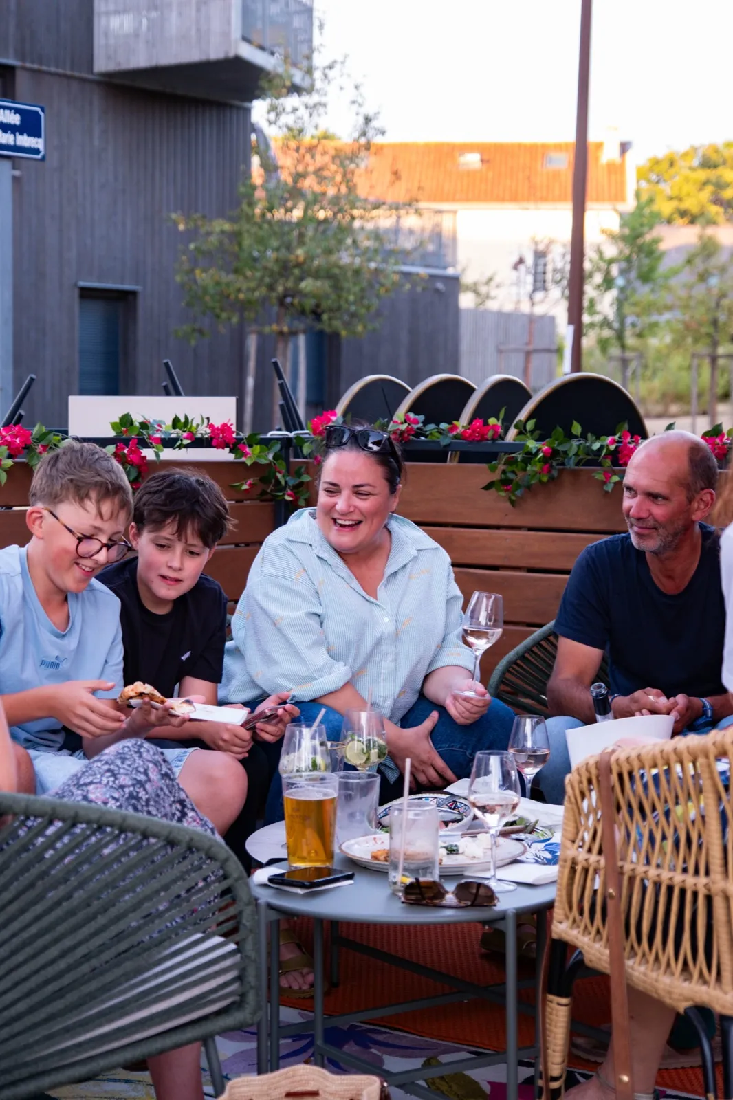 Une tablée en terrasse chez L'espuma
